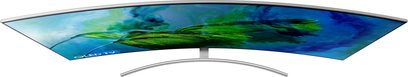 Samsung QE65Q8C buet TV, blågrøn skærm med grønne former, let skråt forfra-perspektiv, sølvfarvet fod