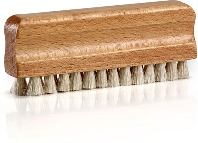 Pravý štětec s hustými krátkými přírodními štětinami, detailní pohled na horní stranu