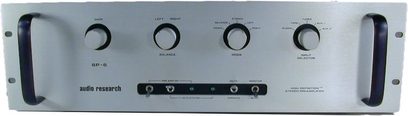 Forsiden af en Audio Research SP6B forstærker i børstet aluminium med 4 drejeknopper og 4 jackstik