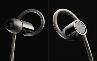 Dva stříbrná sluchátka do uší Bowers & Wilkins C5, z profilu, s černými silikonovými nástavci