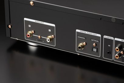 Leitor de CD Marantz CD6007 preto, vista traseira aproximada dos conectores de áudio coaxial e ótico e das tomadas RCA