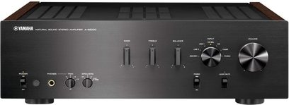 Yamaha A-S2000 sort hi-fi stereoforstærker, frontpanel med knapper og stik, forfra set på sort baggrund