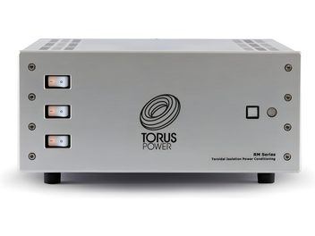 Conditionneur secteur Torus Power RM 30 CE, boîtier rectangulaire gris avec 3 interrupteurs lumineux à gauche et logo central