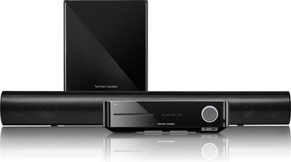 Harman Kardon BDS 670 sort, blankpoleret soundbar med subwoofer, set forfra på reflekterende overflade