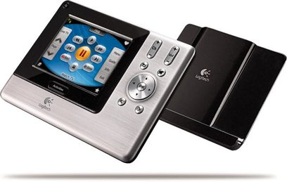 Logitech Harmony 1000 universal fjernbetjening med farvetouchskærm, retningspil og kontrolknapper, set forfra