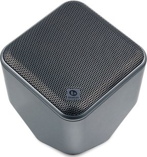 Grå Boston Acoustics Soundware kubisk højttaler, sort fintmasket gitter på toppen, set fra en trekvartfremvisning