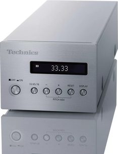 Hi-fi vinylspelare Technics SL-1000R i silvermetall med skärm som visar "33.33", runda knappar och strömbrytare "OFF/ON"