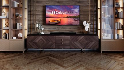 Dolby Vision HDR-kompatibiliteten tilbyder et bemærkelsesværdigt farvespektrum, skarpere kontraster og utrolig lysstyrke. Cinema 700 Dolby Atmos-lydplanken leverer det højeste niveau af hjemmebiograf-lydgengivelse, der er tilgængeligt på markedet i dag.