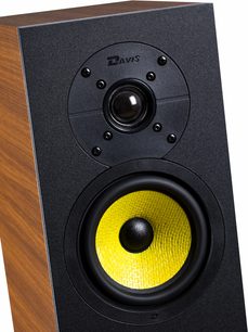 Davis Acoustics Matisse 3D søjlehøjttaler i valnød set forfra, gul højttaler, sort diskanthøjttaler, valnødfinish