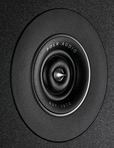 Diffusore Polk Audio R350 nero, vista frontale ravvicinata, altoparlante centrale circolare nero opaco, iscrizione "EST. 1972"