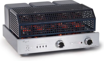 Cayin CS-100A KT88 lampstereo võimendi, harjatud hõbedasest alumiiniumkorpuses, kolmekvartali vaates; esipaneelil kaks suurt ümmargust nuppu, valijad ja indikaatorid, mille kohal must perforatsiooniga metallrest, mis paljastab hõõguvad lambid