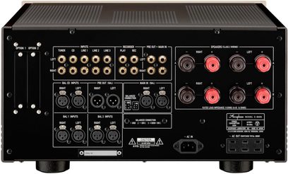 Οπίσθια όψη του ενσωματωμένου ενισχυτή Accuphase E-800S, μαύρο μέταλλο, εισόδους RCA/XLR, κόκκινες/μαύρες ακροδεκτές ηχείων, πρίζα IEC