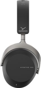 Brezžične Bluetooth slušalke Aventho 300 črne barve, levi stranski pogled, črn naglavni trak z vidnim logotipom, okrogla črna ušesna blazinica