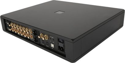 Amplificateur stéréo noir, vue arrière avec nombreuses prises RCA, XLR, USB et port d’alimentation secteur