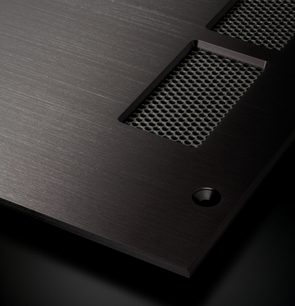 Integreret stereo hi-fi forstærker Accuphase P-7500, set fra en vinkel, børstet metaloverflade, rektangulært perforeret gitter, cirkulære skruer