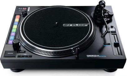 Reloop RP 8000 MK2 melnā krāsā hi-fi vinila atskaņotājs, skats no augšas, vinila šķīvis, tonarma, vadības elementi, krāsu displejs