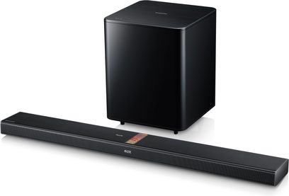 Samsung HW-F750 sort soundbar og matchende basrør, set forfra på hvid baggrund