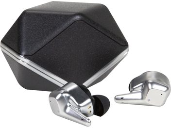 Gümüş metalik Hifiman Svanar Wireless Bluetooth kulak içi kulaklıklar, siyah silikon kulak uçları ve altın renkli pimlerle, hafif üstten görüntülenmiş, mat siyah altıgen şarj kutusunun önünde, gümüş kenar detaylarıyla
