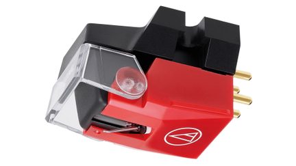 Rød og sort lydkassette med forgyldte stik, gennemsigtigt låg og hvidt trekantet logo på den røde side