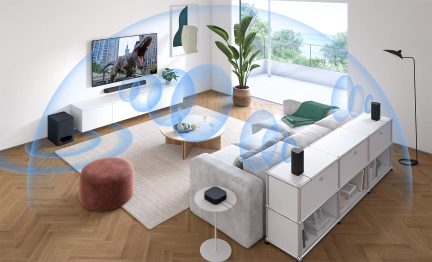 Salotto moderno con divano grigio, mobile TV bianco, subwoofer nero, altoparlanti neri ed effetti sonori illustrati