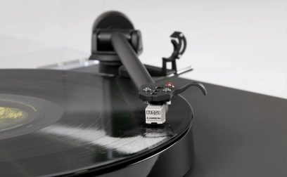 Rega Planar 1 platenspeler in mat wit, close-up bovenaanzicht van de toonarm met element en contragewicht
