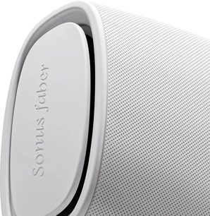 Sonus Faber Aster Außenlautsprecher in Weiß, Nahaufnahme des perforierten Gitters und der Frontabdeckung mit Logo