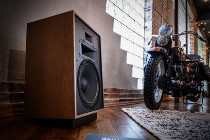 Ahşap akustik hoparlör, yuvarlak farlı siyah özel motosiklet, beyaz tuğla duvar, ahşap parke