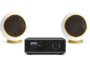 Coppia di diffusori Elipson Planet L bianchi e dorati con amplificatore audio nero con schermo, vista frontale