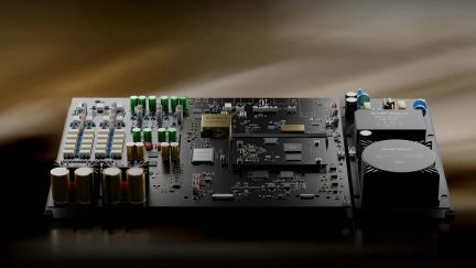 Placa eletrônica interna de um leitor de áudio Eversolo com condensadores verdes e grandes dissipadores de calor pretos