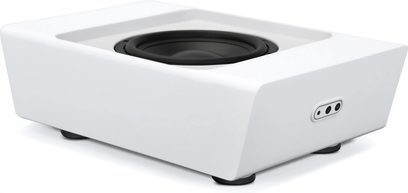 Subwoofer BlueSound PULSE SUB+ matně bílý, pohled shora zepředu v úhlu 3/4, zaoblený krychlový tvar, uprostřed černý kruhový reproduktor