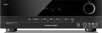 Lato anteriore di un amplificatore home theater Harman Kardon AVR 70 nero, display blu, 8 pulsanti, porta USB