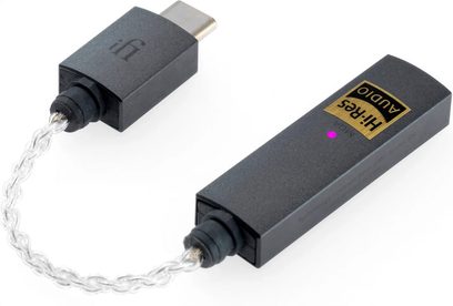 Twee draagbare iFi Audio GO Link-audiozenders, met USB-C- en 3,5 mm-jackconnectiviteit, donkergrijze behuizing, zijwaarts gezien
