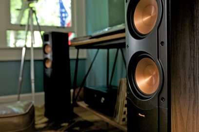 Klipsch RF-42 MkII sort gulvhøjttaler, tæt forfra på højttalerne, indendørs