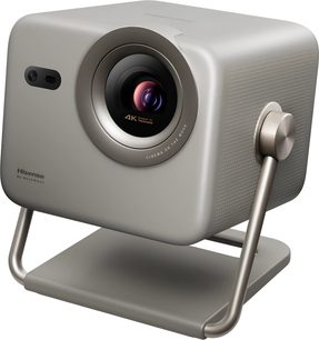 Hisense M2 PRO videoprojektor i metallisk grå metall, avrundet kubeformet kabinett med stor frontlinse med ring, sidevindu for sensor og vippbart rørformet stativ, sett fra venstre forfra i trekvart perspektiv