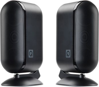 Sada reproduktorů Q Acoustics Q7000 5.0 černá, 2 kompaktní černé reproduktory, přední pohled, černé mřížky, pohled zepředu