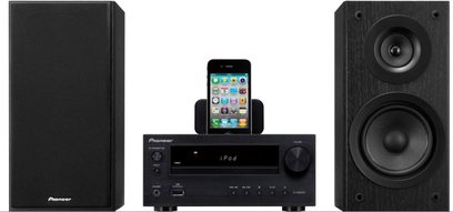 Sort Pioneer X-HM30 mini hi-fi-anlæg bestående af en forstærker med iPod-dock, to højttalere og en fjernbetjening, set forfra