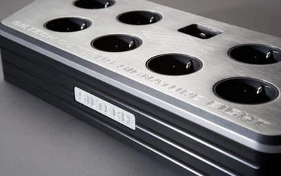 Hliníková stříbrně kartáčovaná přepěťová lišta Siltech Octopus Signature Eight Cu, černé tělo, osm kulatých zásuvek, tříčtvrteční pohled