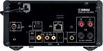 Yamaha CRX-N560 sort hi-fi minianlæg, set forfra, tilslutninger og betjeningselementer på forsiden, 4 højttalere, FM-antenne