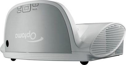 Optoma EX565UT lysegrå videoprojektor, trekvartsvisning forfra, med ventilationsgitter og linse til højre