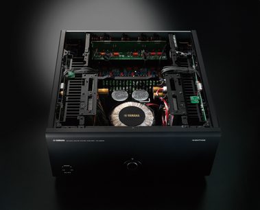 Yamaha MX-A5000 BL sort multikanal-effektforstærker, set ovenfra i et dykkende perspektiv, med åbent kabinet der viser de indvendige komponenter