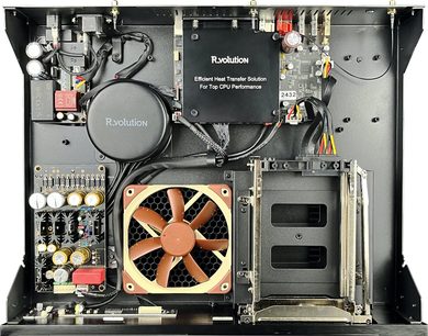 Multimedieafspiller Player Pro 8K, set ovenfra, synlige interne komponenter, central ventilator, printkort, tilsluttede kabler