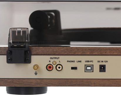 Pladespiller set bagfra, brun finish, RCA-udgange, phono/linje-omskifter, USB-port og 12 V-strømstik