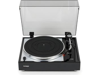 Thorens TD 1500 lakitud musta värvi vinüülplaadimängija, alumiiniumist plaaditaldrik, sirge helivarrega helipea, läbipaistev tolmukaitsekate, eestvaade