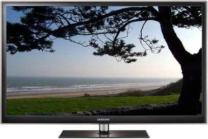 Samsung PS51D550ZF-tv, der viser et strandområde med træer og en gren i forgrunden