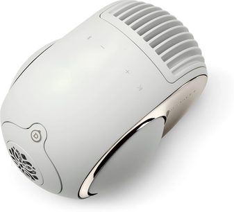 Boxă DEVIALET Phantom Ultimate 98 dB albă, plastic mat, inserții aurii, comenzi tactile, vedere 3/4, formă ovoidală