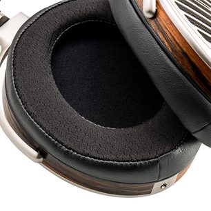 Cască hi-fi deschisă Hifiman Susvara, vedere apropiată a interiorului unui căști arătând căptușeala din spumă neagră