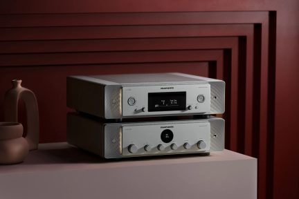 Silberne Marantz-Hi-Fi-Anlage mit CD-Player und übereinander gestapeltem Stereo-Verstärker in Dreiviertelansicht