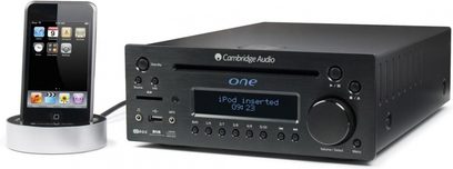 Kompakt Cambridge Audio One-lydsystem i sort med CD-afspiller, iPod-dock, LCD-skærm og matchende fjernbetjening