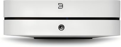 Integrovaný stereo hi-fi zesilovač BlueSound Powernode 2025 (N331) v bílé barvě, hladký bílý kryt s mírně zaoblenými hranami, s černou horizontální štěrbinou obsahující centrální modrou LED a 3,5mm jack konektor na předním panelu, stylizované logo nahoře, pohled zepředu