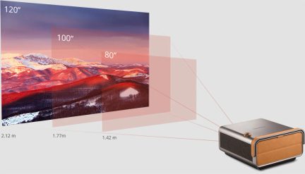 Rektangulær sort og træ videoprojektor, der projicerer et billede af sneklædte, rødglødende bjerge ved solnedgang med viste dimensioner